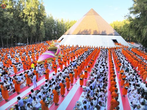 ภาพ No.289374:วันที่ 7 มกราคม พ.ศ. 2569 พิธีตักบาตรพระธรรมยาตรา ณ อนุสรณ์สถานลำดับที่ 1 สถานที่เกิดด้วยรูปกายเนื้อ อนุสรณ์สถานมหาวิหารพระมงคลเทพมุนี (โลตัสแลนด์) อ.สองพี่น้อง จ.สุพรรณบุรี ในโครงการธรรมยาตรา กตัญญูบูชา มหาปูชนียาจารย์ พระมงคลเทพมุนี(สด จนฺทสโร) พระผู้ป