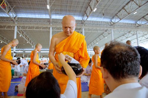 ภาพ No.327945:วันที่ 3 พฤษภาคม พ.ศ.2569 พิธีตักบาตร ข้าวสารอาหารแห้ง ณ บ้านแก้วเรือนทองคุณยายอาจารย์ฯ วัดพระธรรมกาย