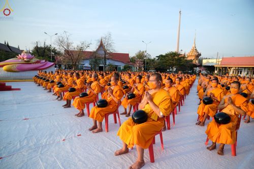 ภาพ No.72030:พิธีตักบาตรพระธรรมยาตราฯ ในโครงการธรรมยาตรากตัญญูบูชา มหาปูชนียาจารย์ พระมงคลเทพมุนี(สด จนฺทสโร) พระผู้ปราบมาร ปีที่ 11 ณ อนุสรณ์สถานลำดับที่ 3 สถานที่เกิดใหม่ในเพศสมณะ วัดสองพี่น้อง อ.สองพี่น้อง จ.สุพรรณบุรี วันที่ 18 มกราคม พ.ศ. 2566