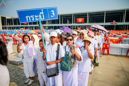 ภาพ No.324469:วันที่ 22 เมษายน พ.ศ.2569 (วันคุ้มครองโลก) งานถวายมหาสังฆทาน 40,000 กว่าวัดทั่วประเทศ บรรยากาศพระสังฆาธิการและสาธุชน  เดินทางเข้าลานธรรม วัดพระธรรมกาย