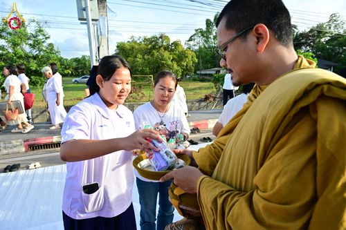 ภาพ No.281541:วันอาทิตย์ที่ 28 ธันวาคม พ.ศ.2568 ตักบาตรพระ 1000 รูป ปีที่ 1 ทำบุญเมืองสตูลส่งท้ายปี ณ หน้าโรงเรียนสตูลวิทยา จ.สตูล