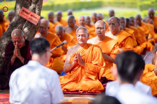 ภาพ No.314191:วันจันทร์ที่ 16 มีนาคม พ.ศ. 2569 พิธีถวายบาตรอัฐบริขาร และพิธีขอนิสัยแก่สามเณรธรรมทายาท 500 รูป ณ วิหารมายาเทวี ประเทศเนปาล