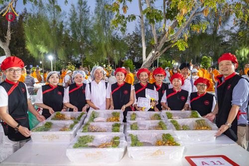 ภาพ No.288796:วันที่ 6 มกราคม พ.ศ. 2569 พิธีถวายภัตตาหารเป็นสังฆทาน แด่พระธรรมยาตรา ในโครงการธรรมยาตรา กตัญญูบูชา มหาปูชนียาจารย์ พระมงคลเทพมุนี(สด จนฺทสโร) พระผู้ปราบมาร อนุสรณ์สถาน 7 แห่ง ปีที่ 14 ณ อนุสรณ์สถานมหาวิหารพระมงคลเทพมุนี (โลตัสแลนด์) อ.สองพี่น้อง จ.สุพรร