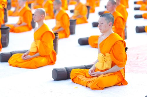 ภาพ No.281585:วันที่ 24 ธันวาคม พ.ศ.2568 พระธรรมยาตรา ปฏิบัติธรรม และถ่ายภาพหมู่ประวัติศาสตร์ ณ ลานหน้ามหาวิหารพระมงคลเทพมุนีฯ วัดพระธรรมกาย