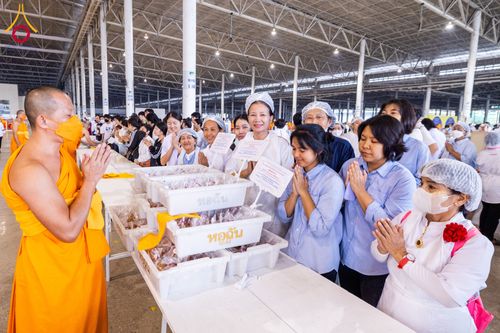 ภาพ No.121241:พิธีถวายภัตตาหารเป็นสังฆทาน แด่คณะพระธรรมยาตราฯ ในโครงการธรรมยาตรากตัญญูบูชา มหาปูชนียาจารย์ พระมงคลเทพมุนี(สด จนฺทสโร) พระผู้ปราบมาร อนุสรณ์สถาน 7 แห่ง ปีที่ 12 วันที่ 30 มกราคม พ.ศ. 2567 ณ สภาธรรมกายสากล วัดพระธรรมกาย