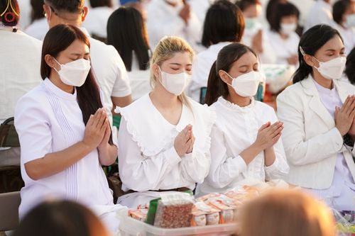 ภาพ No.74791:พิธีตักบาตรพระธรรมยาตราฯ ในโครงการธรรมยาตรากตัญญูบูชา มหาปูชนียาจารย์ พระมงคลเทพมุนี(สด จนฺทสโร) พระผู้ปราบมาร ปีที่ 11 ณ อนุสรณ์สถานลำดับที่ 5 สถานที่เผยแผ่วิชชาธรรมกายครั้งแรก อนุสรณ์สถานบางปลา วัดบางปลา อ.บางเลน จ.นครปฐม วันที่ 29 มกราคม พ.ศ. 2566