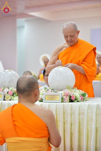 ภาพ No.294281:วันอาทิตย์ที่ 14 ธันวาคม พ.ศ.2568 พิธีเจริญพระพุทธมนต์สมโภชดวงแก้วลูกนิมิตเอก และดวงแก้วนิมิตปฏิบัติธรรม อัญเชิญประดิษฐาน  ณ วัดพระธรรมกายในประเทศสหรัฐอเมริกาและประเทศเยอรมนี 7 แห่ง ณ อาคารปลูกศรัทธา 2 วัดพระธรรมกาย