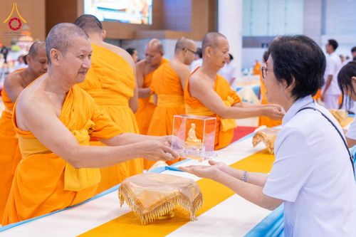ภาพ No.338044:วันอาทิตย์ต้นเดือน 5 กรกฎาคม พ.ศ.2569 สัมมนาพิเศษ พิธีมอบพระของขวัญ ณ ห้องแก้วสารพัด1 วัดพระธรรมกาย