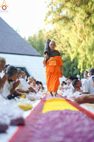 ภาพ No.105715:พิธีต้อนรับพระธรรมยาตรา ในโครงการธรรมยาตรากตัญญูบูชา มหาปูชนียาจารย์ พระมงคลเทพมุนี(สด จนฺทสโร) พระผู้ปราบมาร อนุสรณ์สถาน 7 แห่ง ปีที่ 12 วันที่ 3 มกราคม พ.ศ. 2567 ณ อนุสรณ์สถานโลตัสแลนด์ จ.สุพรรณบุรี