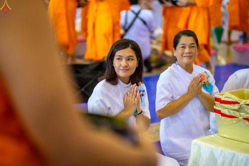 ภาพ No.337652:วันอาทิตย์ต้นเดือน 5 กรกฎาคม พ.ศ.2569 พิธีตักบาตรข้าวสารอาหารแห้ง  ณ บ้านแก้วเรือนทองคุณยายฯ วัดพระธรรมกาย