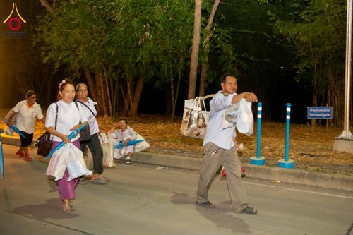 ภาพ No.324570:วันที่ 22 เมษายน พ.ศ.2569 (วันคุ้มครองโลก) บรรยากาศพระสังฆาธิการและสาธุชน การเดินทางกลับ งานถวายมหาสังฆทาน 40,000 กว่าวัดทั่วประเทศ วัดพระธรรมกาย