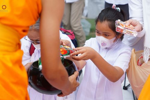ภาพ No.69740:พิธีตักบาตรพระธรรมยาตราฯ ในโครงการธรรมยาตรากตัญญูบูชา มหาปูชนียาจารย์ พระมงคลเทพมุนี(สด จนฺทสโร) พระผู้ปราบมาร ปีที่ 11 ณ อนุสรณ์สถานลำดับที่ 1 สถานที่เกิดด้วยรูปกายเนื้อ อนุสรณ์สถานมหาวิหารพระมงคลเทพมุนี อ.สองพี่น้อง จ.สุพรรณบุรี