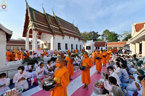ภาพ No.73610:พิธีตักบาตรพระธรรมยาตราฯ ในโครงการธรรมยาตรากตัญญูบูชา มหาปูชนียาจารย์ พระมงคลเทพมุนี(สด จนฺทสโร) พระผู้ปราบมาร ปีที่ 11 ณ อนุสรณ์สถานลำดับที่ 4 สถานที่เกิดด้วยกายธรรม วัดโบสถ์ (บน) บางคูเวียง อ.บางกรวย จ.นนทบุรี วันที่ 22 มกราคม พ.ศ. 2566