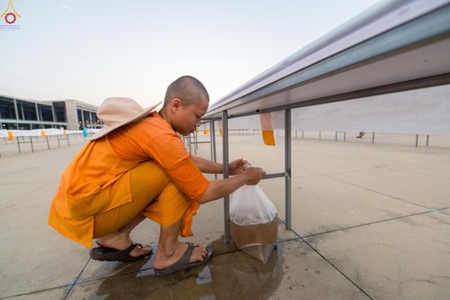 ภาพ No.320408:วันที่ 9 เมษายน พ.ศ.2569 การเตรียมงาน มัดถุงน้ำ ถ่วงขาโต๊ะไทยธรรม เพื่องานถวายมหาสังฆทาน 40,000 กว่าวัดทั่วประเทศ วันคุ้มครองโลก 22 เมษายน พ.ศ.2569 วัดพระธรรมกาย