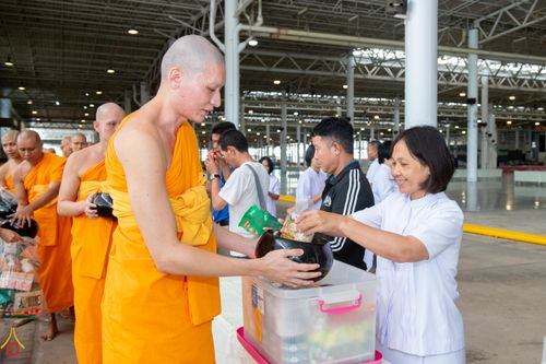ภาพ No.341740:วันอังคารที่ 28 กรกฎาคม พ.ศ. 2569 คณะสงฆ์และพสกนิกรอำเภอคลองหลวง พร้อมใจจัดพิธีเจริญพระพุทธมนต์ ปฏิบัติธรรม และทำบุญตักบาตร ถวายพระราชกุศลเฉลิมพระเกียรติพระบาทสมเด็จพระเจ้าอยู่หัว
