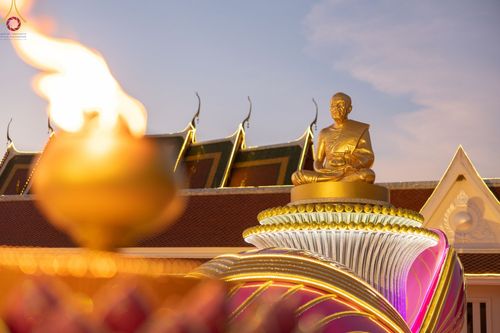 ภาพ No.73305:พิธีจุดประทีปถวายเป็นพุทธบูชา และบูชาธรรมมหาปูชนียาจารย์ ในโครงการธรรมยาตรากตัญญูบูชา มหาปูชนียาจารย์ พระมงคลเทพมุนี(สด จนฺทสโร) พระผู้ปราบมาร ปีที่ 11 ณ อนุสรณ์สถานลำดับที่ 4 สถานที่เกิดด้วยกายธรรม วัดโบสถ์ (บน) บางคูเวียง อ.บางกรวย จ.นนทบุรี วันที่ 21 