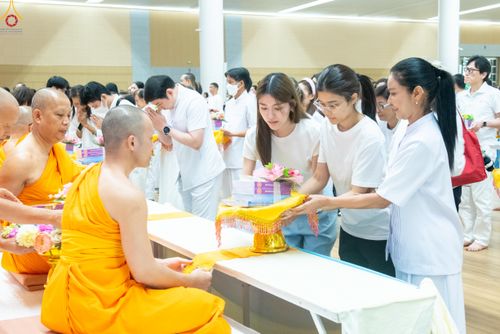 ภาพ No.329104:วันอาทิตย์ที่ 17 พฤษภาคม พ.ศ.2569 พิธีร่วมบุญการศึกษาพระภิกษุสามเณร (หนังสือบาลี นักธรรม ทางก้าวหน้า World-Pec) ณ ห้องแก้วสารพัดนึก 2 วัดพระธรรมกาย