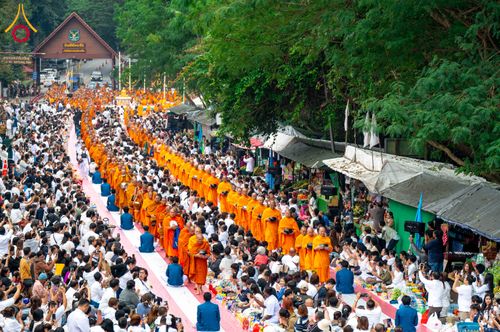 ภาพ No.285950:วันเสาร์ที่ 13 ธันวาคม พ.ศ.2568 พิธีตักบาตรพระภิกษุสามเณร 1,000 รูป ณ บริเวณหน้าอุทยานแห่งชาติเขาใหญ่ อำเภอปากช่อง จ.นครราชสีมา