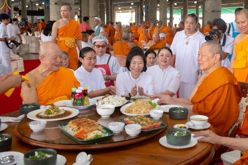 ภาพ No.323491:วันที่ 22 เมษายน พ.ศ.2569(วันคุ้มครองโลก) งานถวายมหาสังฆทาน 40,000 กว่าวัดทั่วประเทศ การเดินทางเข้าวัด , การต้อนรับปฏิสันถารพระสังฆาธิการ  ,  การจัดเตรียมภัตตาหาร , การลงทะเบียน