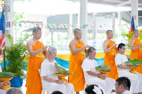 ภาพ No.338333:วันอาทิตย์ที่ 5 กรกฎาคม พศ.2569 พิธีตัดปอยผมธรรมทายาทนานาชาติ IDOP รุ่นที่ 21 จากประเทศจีน มาเลเซีย สิงคโปร์ และไต้หวัน ณ โถงช้าง วัดพระธรรมกาย