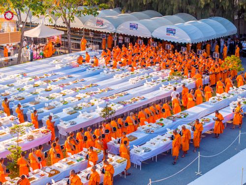 ภาพ No.106088:พิธีถวายภัตตาหารเป็นสังฆทาน แด่คณะพระธรรมยาตราฯ ในโครงการธรรมยาตรากตัญญูบูชา มหาปูชนียาจารย์ พระมงคลเทพมุนี(สด จนฺทสโร) พระผู้ปราบมาร อนุสรณ์สถาน 7 แห่ง ปีที่ 12 วันที่ 3 มกราคม พ.ศ. 2567 ณ อนุสรณ์สถานโลตัสแลนด์ จ.สุพรรณบุรี