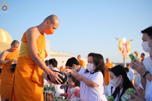 ภาพ No.68755:พิธีตักบาตรฉลองพระใหม่ วันที่ 1 มกราคม พ.ศ. 2566 ณ วัดพระธรรมกาย จ.ปทุมธานี