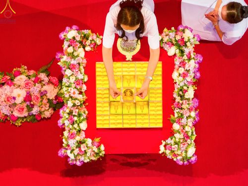 ภาพ No.83693:พิธีวางแผ่นจารึกชื่อและพิธีวางพวงมาลัยสักการะพระประธาน วันอาทิตย์ที่ 16 กรกฎาคม พ.ศ. 2566 ณ รัตนบัลลังก์ สภาธรรมกายสากล วัดพระธรรมกาย