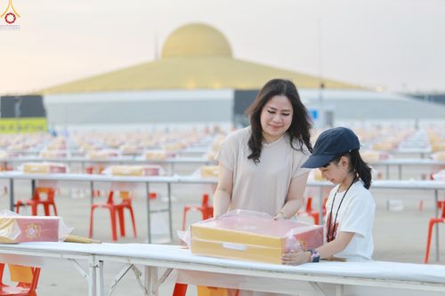 ภาพ No.322624:วันที่ 17 เมษายน พ.ศ.2569 การเรียงกล่องไทยธรรม เรียงน้ำดื่ม เรียงร่ม ณ ลานธรรมพระมหาธรรมกายเจดีย์ เพื่องานถวายมหาสังฆทาน 40,000 กว่าวัดทั่วประเทศ วันคุ้มครองโลก 22 เมษายน พ.ศ.2569 วัดพระธรรมกาย