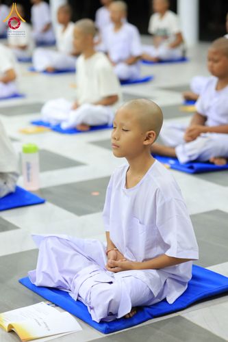 ภาพ No.319927:วันที่ 1 เมษายน พ.ศ.2569 นาคน้อยว่าที่สามเณรธรมทายาท จำนวน 98 คน  ร่วมกันสวดมนต์ทำวัตรเย็นและนั่งสมาธิ ณ ศูนย์ปฏิบัติธรรมบุรีรัมย์ จ.บุรีรัมย์