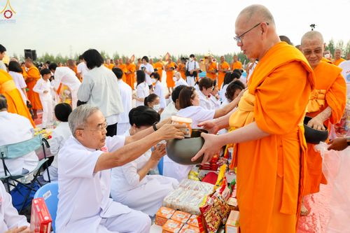 ภาพ No.302683:วันที่ 24 มกราคม พ.ศ. 2569 พิธีตักบาตรพระธรรมยาตรา(ภาพชุดที่ 2) ณ อนุสรณ์สถานลำดับที่ 5 สถานที่เผยแผ่วิชชาธรรมกายครั้งแรก อนุสรณ์สถานบางปลา วัดบางปลา อำเภอบางเลน จังหวัดนครปฐม ในโครงการธรรมยาตรา กตัญญูบูชา มหาปูชนียาจารย์ พระมงคลเทพมุนี(สด จนฺทสโร) พระผู
