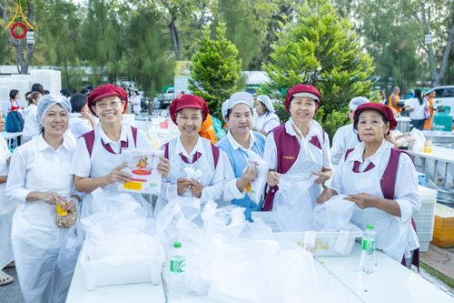 ภาพ No.288277:วันที่ 5 มกราคม พ.ศ. 2569 พิธีถวายภัตตาหารเป็นสังฆทาน แด่พระธรรมยาตรา ในโครงการธรรมยาตรา กตัญญูบูชา มหาปูชนียาจารย์ พระมงคลเทพมุนี(สด จนฺทสโร) พระผู้ปราบมาร อนุสรณ์สถาน 7 แห่ง ปีที่ 14 ณ อนุสรณ์สถานมหาวิหารพระมงคลเทพมุนี (โลตัสแลนด์) อ.สองพี่น้อง จ.สุพรร