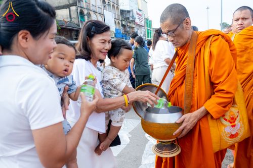 ภาพ No.284714:วันอาทิตย์ที่ 14 ธันวาคม พ.ศ.2568  พิธีทำบุญเมืองสุราษฎร์ธานี 110ปี และพิธีตักบาตรพระสงฆ์ 1,110 รูป  ณ บริเวณริมน้ำวัดกลาง (เก่า) ถนนบ้านดอน ตำบลตลาดใหม่ อำเภอเมือง จังหวัดสุราษฎร์ธานี