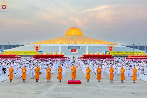 ภาพ No.79204:พิธีอัญเชิญองค์พระบรมพุทธเจ้า 24 องค์ เวียนประทักษิณรอบพระมหาธรรมกายเจดีย์ ณ วัดพระธรรมกาย  วันที่ 2 เมษายน พ.ศ. 2566
