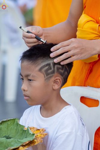 ภาพ No.78517:พิธีตัดปอยผม โครงการหน่อแก้วเปรียญธรรมรุ่นที่ 11  วันที่ 26 มีนาคม พ.ศ.2566  ณ หมู่กุฏิสามเณร อาคารค่ายจองแชมป์ วัดพระธรรมกาย