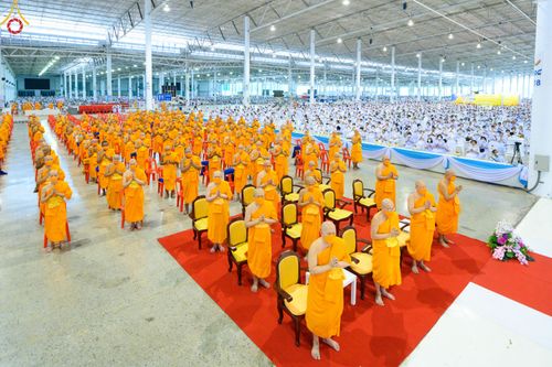 ภาพ No.78987:พิธีวางแผ่นจารึกชื่อ และพิธีวางพวงมาลัยสักการะพระบรมพุทธเจ้า ณ สภาธรรมกายสากล วัดพระธรรมกาย วันที่ 2 เมษายน พ.ศ. 2566