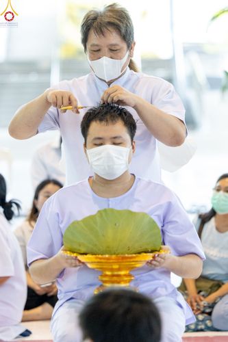 ภาพ No.83562:พิธีตัดปอยผมและปลงผม ในโครงการบรรพชาอุปสมบทหมู่ ธรรมทายาทรุ่นเข้าพรรษา ณ วัดพระธรรมกาย วันอาทิตย์ที่ 16 กรกฎาคม พ.ศ.2566