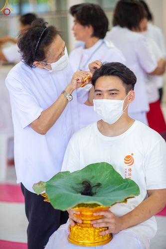 ภาพ No.83234:พิธีตัดปอยผมและปลงผม ในโครงการบรรพชาอุปสมบทหมู่ ธรรมทายาทนานาชาติ (ภาคภาษาจีน) รุ่นที่ 18 ณ วัดพระธรรมกาย วันเสาร์ที่ 8 กรกฎาคม พ.ศ.2566
