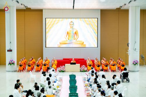 ภาพ No.322855:วันเสาร์ที่ 18 เมษายน พ.ศ. 2569 ตักบาตรฉลองพระใหม่ โครงการอุปสมบทหมู่ธรรมทายาท ระดับอุดมศึกษา รุ่นที่ 53 ภาคฤดูร้อน  ณ ฟ้องปฏิบัติธรรม ชั้นลอย 1/2 มหารัตนวิหารคด คอร์ 13 วัดพระธรรมกาย