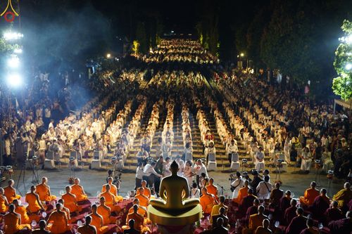 ภาพ No.82043:พิธีจุดวิสาขประทีป 22,000 ดวงและโคมลอย 3,000 ดวง ( Festival  lampion Vesak Indonesia) ณ มหาเจดียบรมพุทโธ อินโดนีเซีย  วันอาทิตย์ที่ 4 มิ.ย. พ.ศ.2566