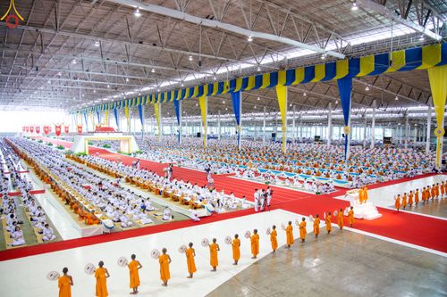 ภาพ No.85279:พิธีมุทิตาสักการะพระภิกษุ ผู้สอบได้เปรียญธรรม ๙ ประโยคระดับโลก, พิธีมอบโล่เกียรติยศและทุนการศึกษา สำนักเรียนบาลีดีเด่นทั่วประเทศ ในวันสมาธิโลก อาทิตย์ที่ 6 สิงหาคม พ.ศ. 2566 ณ สภาธรรมกายสากล วัดพระธรรมกาย