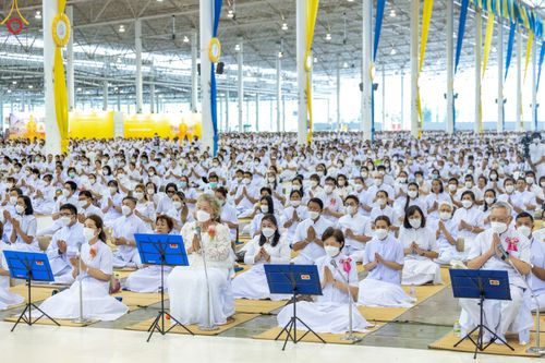 ภาพ No.83013:พิธีตักบาตร ณ บ้านแก้วเรือนทองคุณยายอาจารย์ฯ พิธีบูชาข้าวพระ ณ สภาธรรมกายสากล วัดพระธรรมกาย ในวันอาทิตย์ต้นเดือนที่ 2 ก.ค. พ.ศ.2566