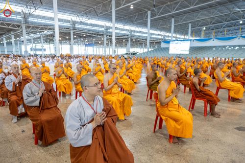 ภาพ No.105461:พิธีปฏิบัติธรรมและพิธีบูชาข้าวพระ ในวันจันทร์ที่ 1 มกราคม พ.ศ. 2567 ณ สภาธรรมกายสากล วัดพระธรรมกาย
