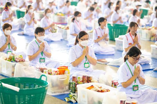 ภาพ No.76751:พิธีตักบาตรข้าวสารอาหารแห้ง  ณ บ้านแก้วเรือนทองคุณยายฯ สภาธรรมกายสากล  วัดพระธรรมกาย จ.ปทุมธานี  ในวันอาทิตย์ต้นเดือนที่ 6 มีนาคม พ.ศ. 2566
