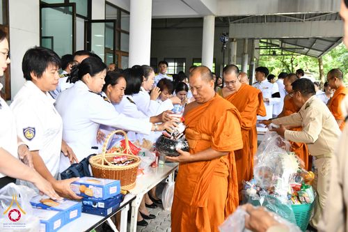 ภาพ No.344301:วันที่ 12 สิงหาคม พ.ศ. 2569  พสกนิกรชาวอำเภอคลองหลวง พร้อมใจร่วมพิธีสวดพระพุทธมนต์และทำบุญตักบาตรถวายพระราชกุศล เนื่องในวันคล้ายวันพระราชสมภพ สมเด็จพระบรมราชชนนีพันปีหลวง และวันแม่แห่งชาติ 12 สิงหาคม 2569
