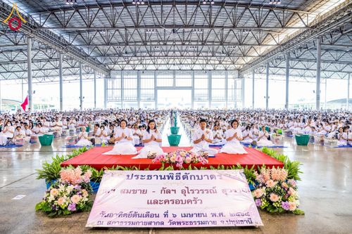 ภาพ No.215179:วันอาทิตย์ต้นเดือนที่ 6 เมษายน พ.ศ. 2568 พิธีตักบาตรข้าวสารอาหารแห้ง ณ บ้านแก้วเรือนทองคุณยาย สภาธรรมกายสากล วัดพระธรรมกาย