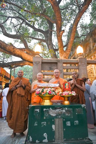 ภาพ No.284087:วันที่ ๔ พฤศจิกายน พุทธศักราช ๒๕๖๘ กฐินสมทบวัดต่างประเทศ โดยคณะศิษยานุศิษย์ บูชาธรรม 81 ปี หลวงพ่อธัมมชโย ณ วัดมหาโพธิ์ เมืองพุทธคยา ประเทศอินเดีย