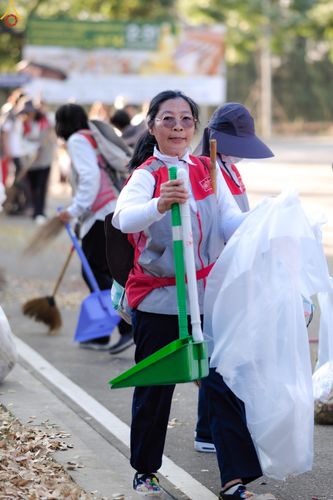 ภาพ No.296078:ภาพเบื้องหลังอาสาสมัครรวมใจ ชุดที่ 1 ในโครงการธรรมยาตรา กตัญญูบูชา มหาปูชนียาจารย์ พระมงคลเทพมุนี(สด จนฺทสโร) พระผู้ปราบมาร อนุสรณ์สถาน 7 แห่ง ปีที่ 14