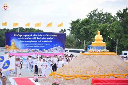 ภาพ No.346620:วันอาทิตย์ที่ 30 สิงหาคม พ.ศ.2569 พิธีทอดผ้าป่า สวดธรรมจักรกัปปวัตนสูตรกลั่นแผ่นดินโปรยรัตนชาติ  สถาปนาองค์พระเจดีย์เพื่อสร้างสันติภาพโลก  ณ ศูนย์ปฏิบัติธรรมพนมสารคาม (เพชรตะวัน) จังหวัดฉะเชิงเทรา