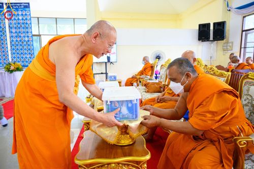 ภาพ No.78366:พิธีถวายสังฆทานแด่คณะสงฆ์ ๓๒๓ วัด พิธีมอบกองทุนหนุนแรงใจช่วยครูใต้และพิธีทำบุญอุทิศส่วนกุศลแด่ผู้วายชนม์ในเหตุการณ์ความไม่สงบ ๔ จังหวัดชายแดนภาคใต้  (ปัตตานี ยะลา นราธิวาส สงขลา) ปีที่ ๑๙ ครั้งที่ ๑๖๑ พิธีมอบกองทุนหนุนแรงใจช่วยครูใต้ (ปีที่ ๑๖ ครั้งที่ ๑