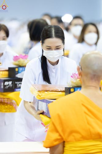 ภาพ No.84527:พิธีถวายผ้าอาบน้ำฝนและประทีปโคมไฟ ในวันอาสาฬหบูชา ณ ห้องแก้วสารพัดนึก 1 วัดพระธรรมกาย วันอังคารที่ 1 สิงหาคม พ.ศ. 2566